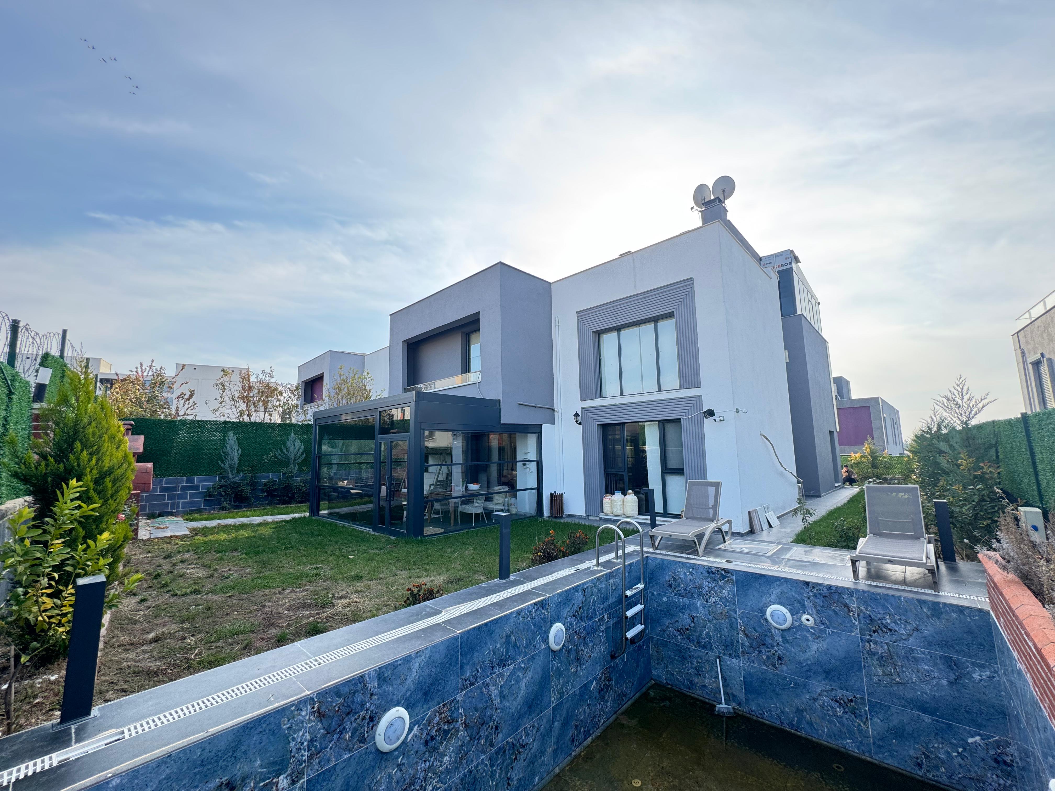 TEKNOKENT CİVARINDA 7+1 ULTRA LÜX MÜSTAKİL HAVUZLU TRİPLEX VİLLA