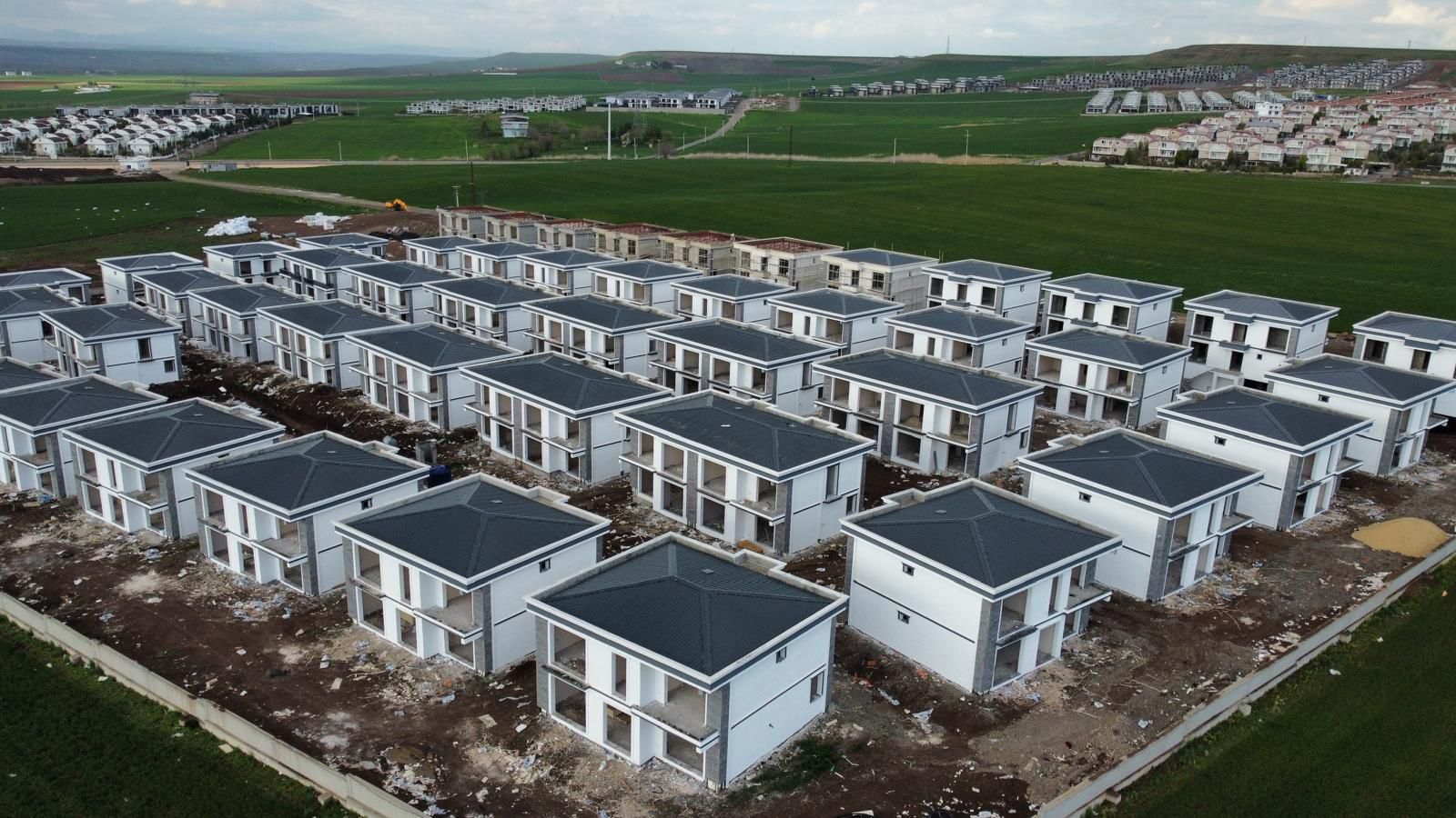 KENT ORMAN ARKASI KÖŞE KONUMDA, ELBEYLLER KALİTESİYLE BAHÇESİ GENİŞ SIFIR 5+1 DUBLEKS SATILIK VİLLA
