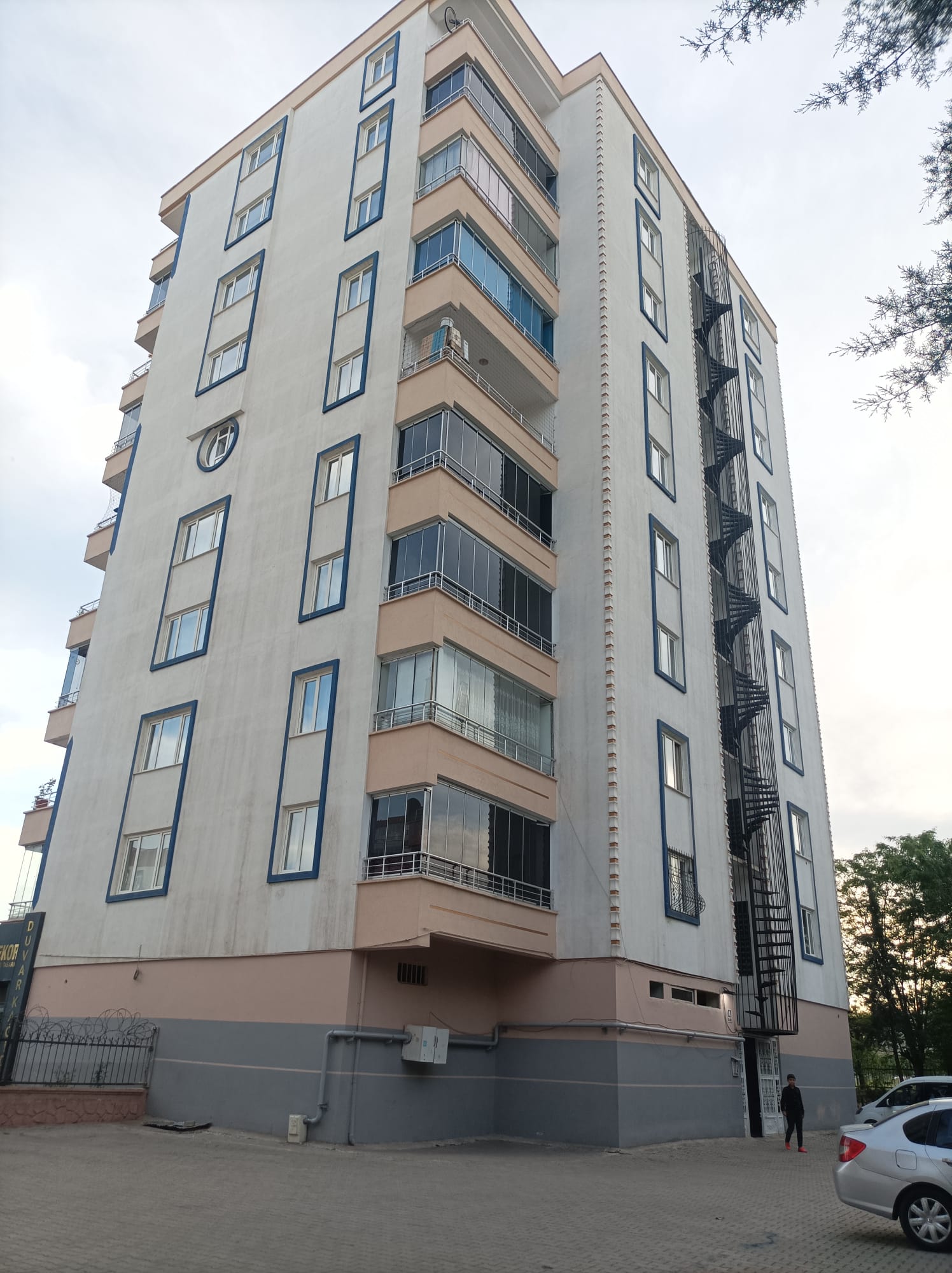 BAĞCILAR URFA YOLU MEMORİAL HASTANESİ KARŞISI BAKIMLI SATILIK 3+1 DAİRE