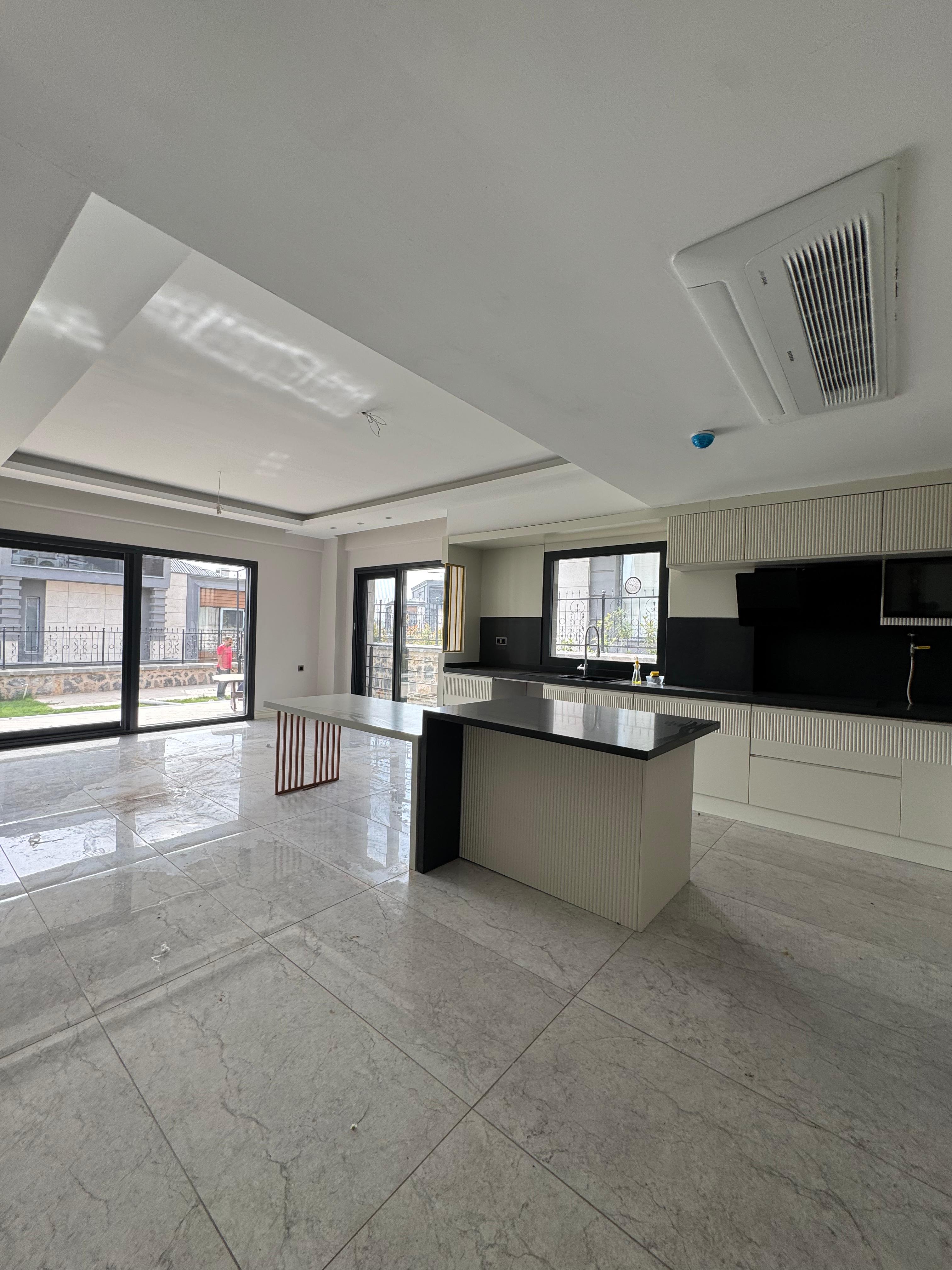 KENT ORMAN ARKASI KİRALIK LÜKS TRİBLEKS VİLLA 