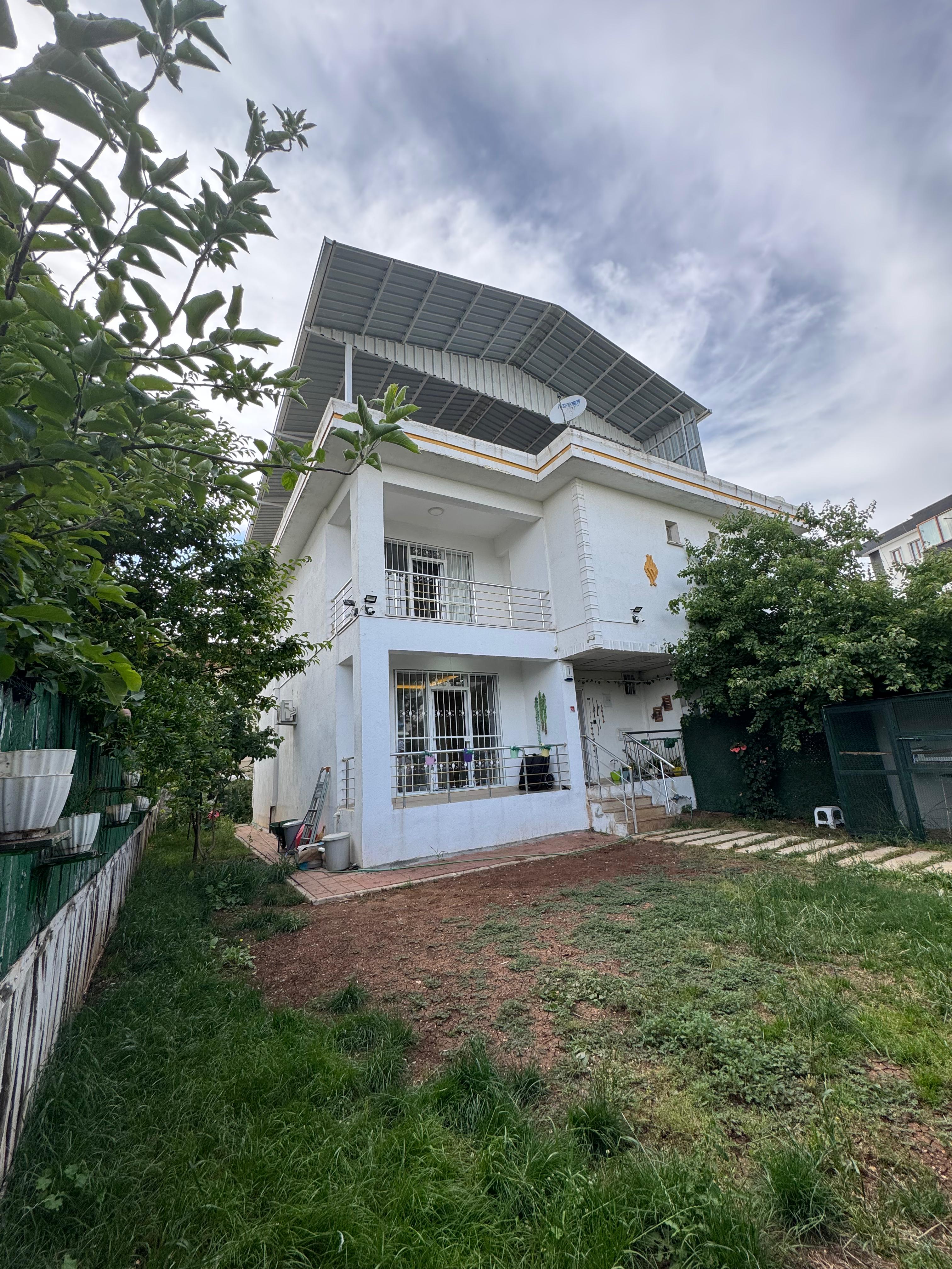 ACİLL SATILIK 2+1 FİYATINA ŞEHRİN İÇİNDE MÜSTAKİL VİLLAA