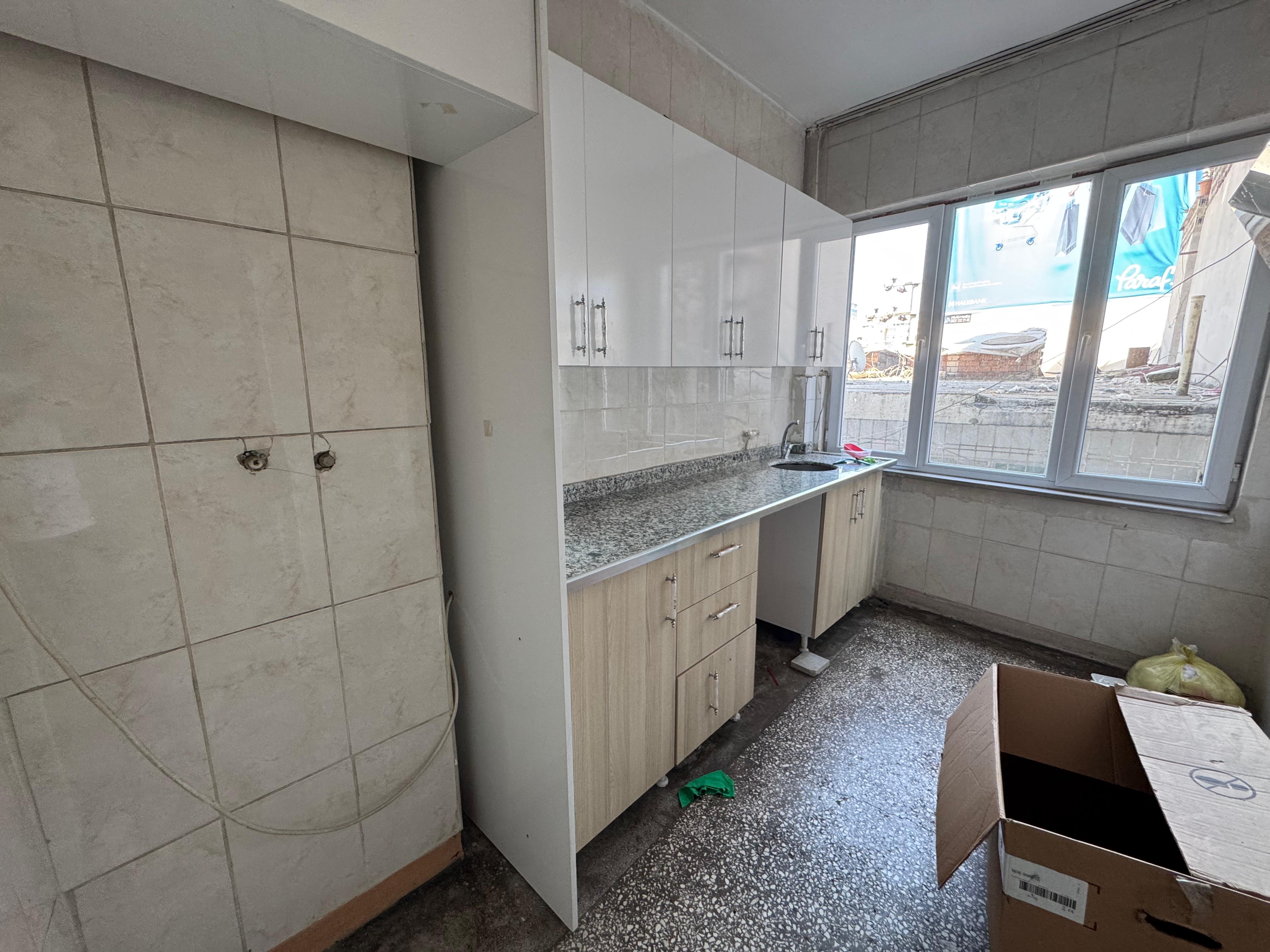 KOŞUYOLUNDA CADDEYE SIFIR 2+1 SATILIK DAİRE 
